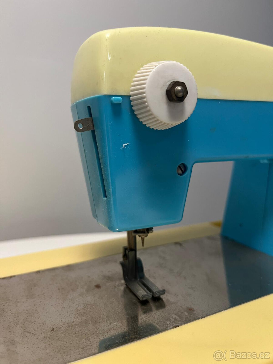 Retro hračka - dětský šicí stroj PIKO elektra - 5