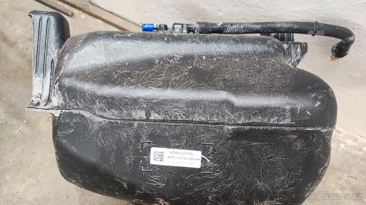 Nádrž na adblue na Škoda Superb 3, VW passat - 5