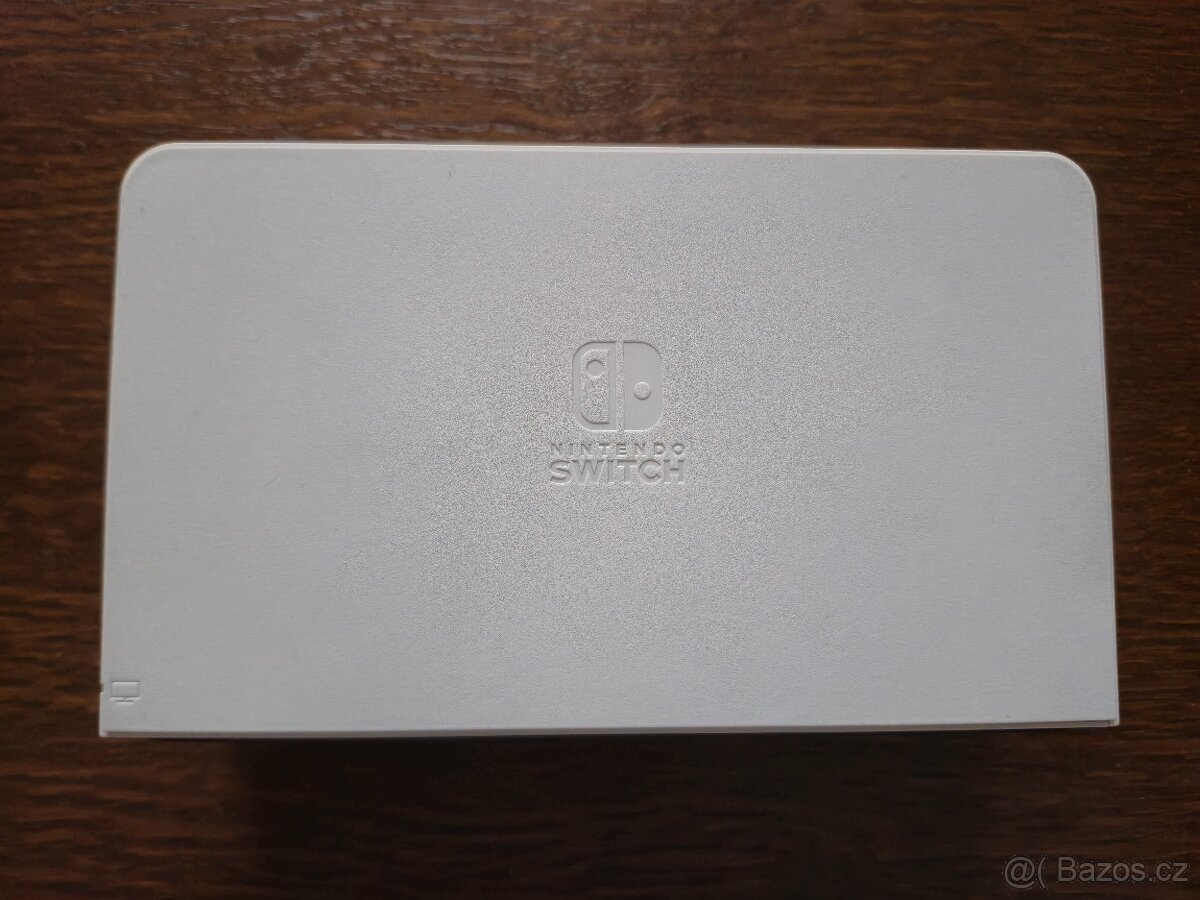NINTENDO SWITCH OLED (bílá verze) + 4 HRY A CESTOVNÍ OBAL - 5