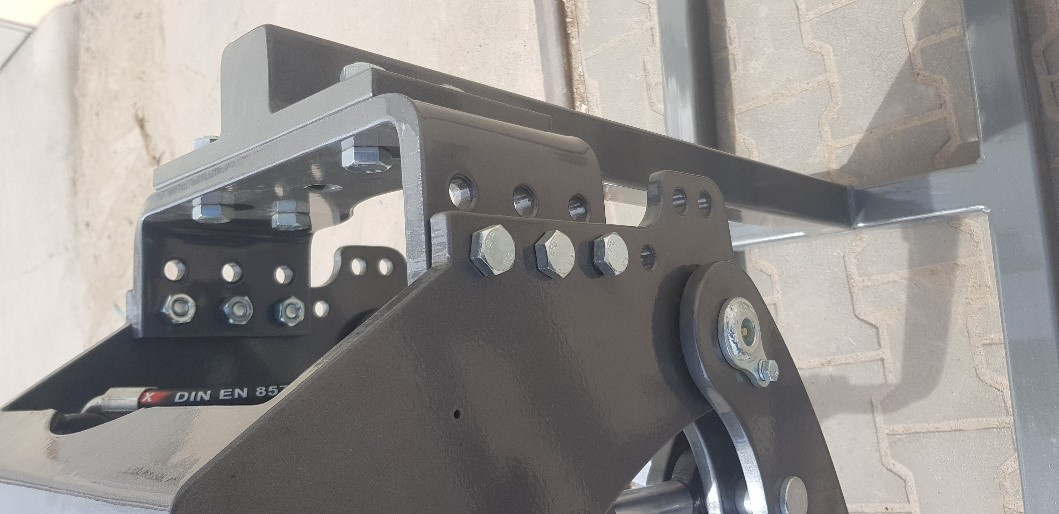 Prodám universální přední tříbodový závěs 1,1 t - 5