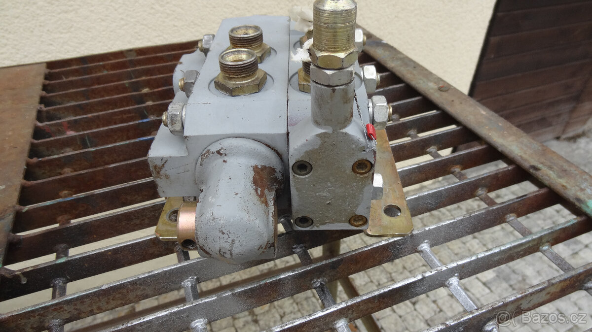 prodám hydraulický ventil - 5