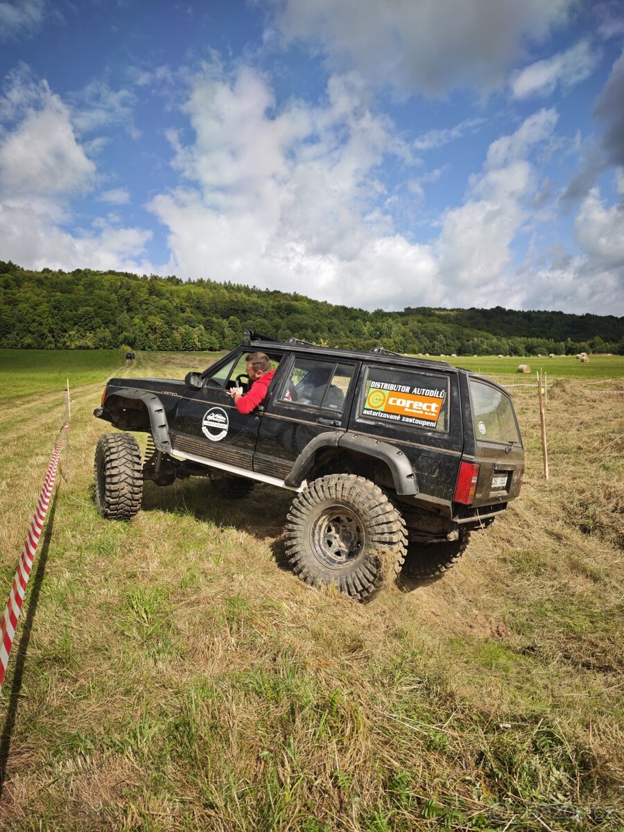 Rozprodám Jeep XJ - 5