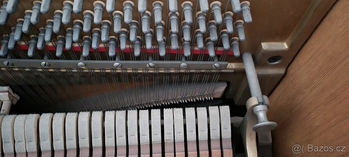 PIANO ZNAČKA BROŽ + otočná stolička - 5