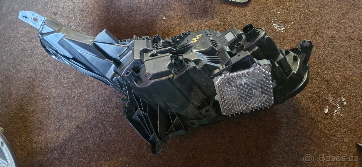 Leve predni svetlo range rover velar L560 - 5