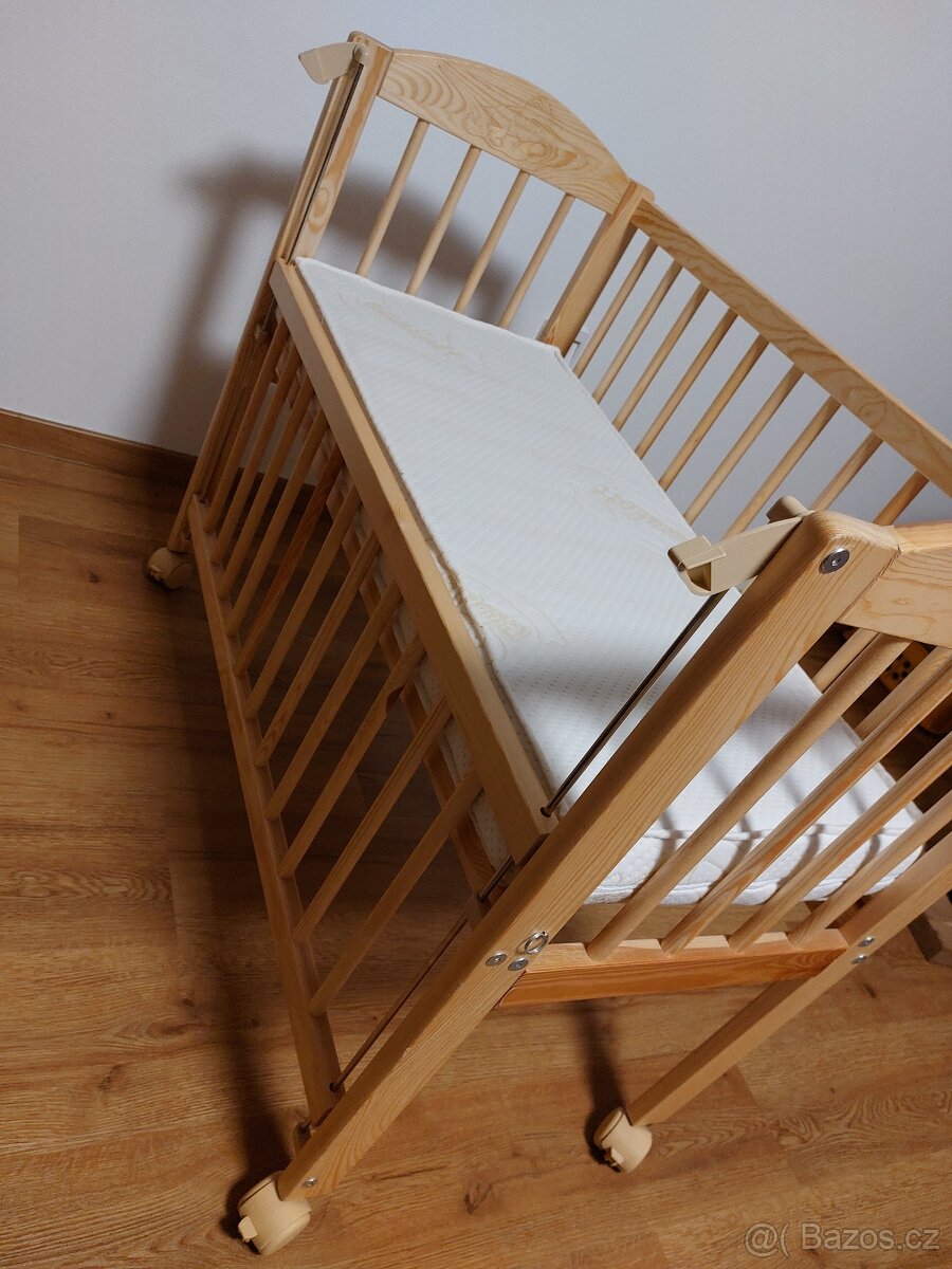 Dětská postýlka se stahovací bočnicí, matrací a kolečky - 5