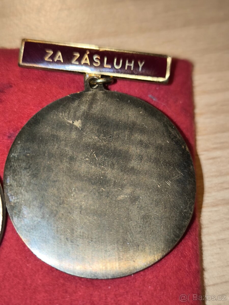 Dva staré odznaky Za zásluhy. - 5