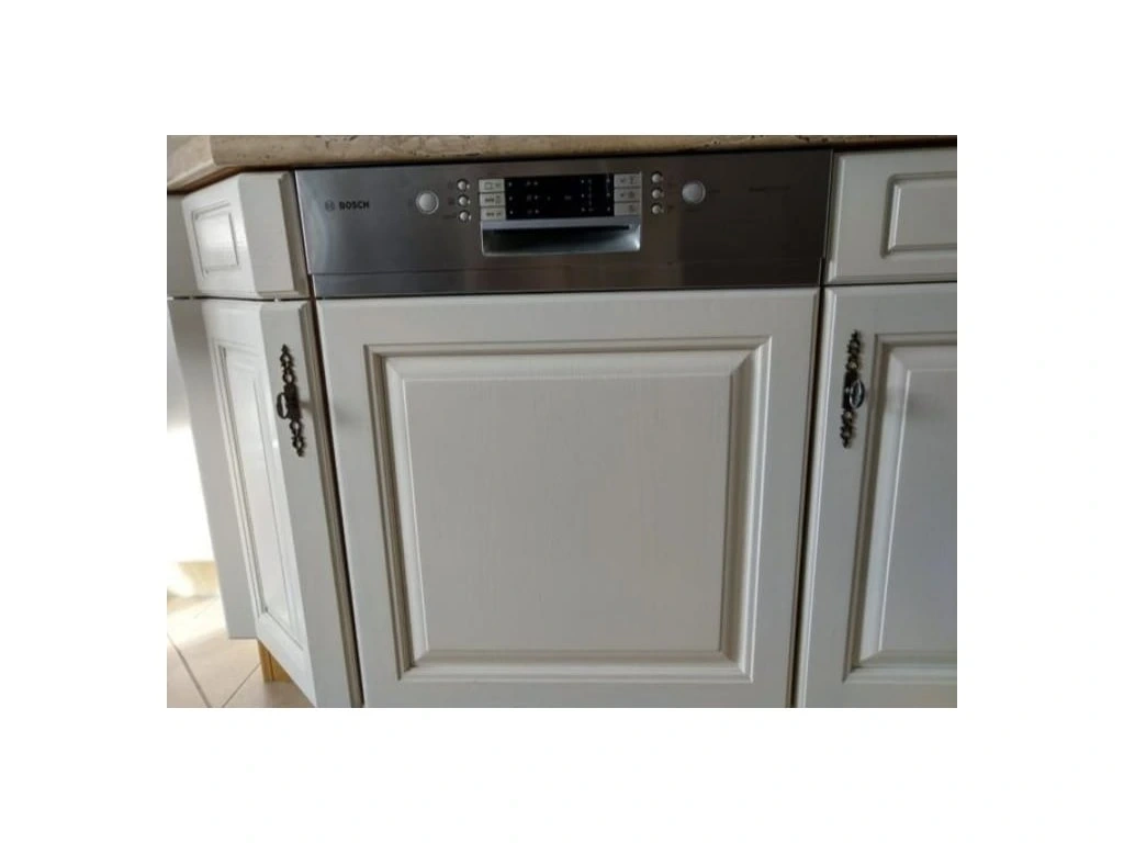 Menší krémová venkovská kuchyně z masivu se spotřebiči,5543 - 5