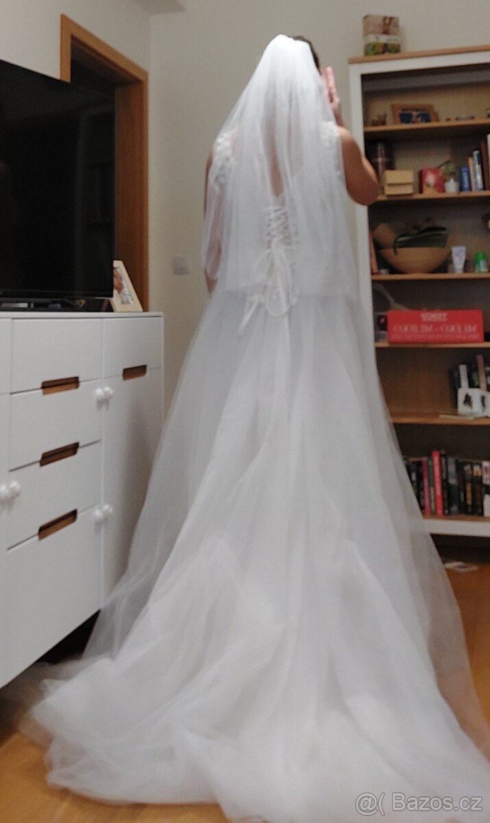 Tylové svatební šaty s vlečkou - 5