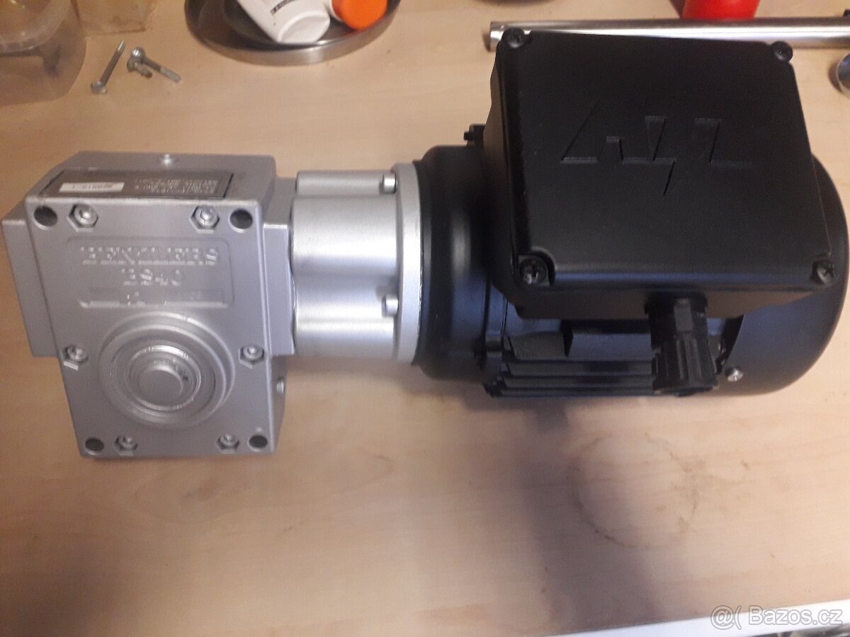 Elektromotor s šnekovou převodovkou - 5