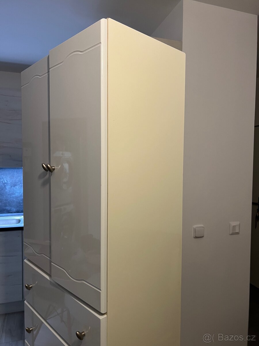 Bílá vysoká skříň / komoda - 5