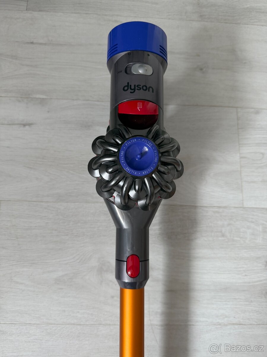 Tyčový a ruční vysavač Dyson V8 - 5