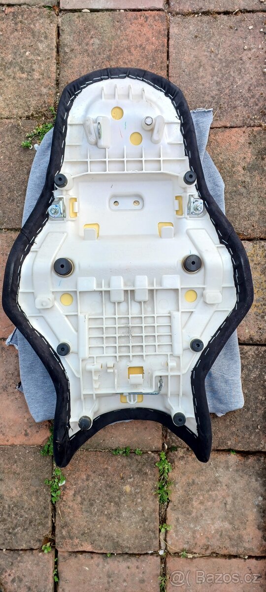 Yamaha MT-10 - alcantara sedlo - 5