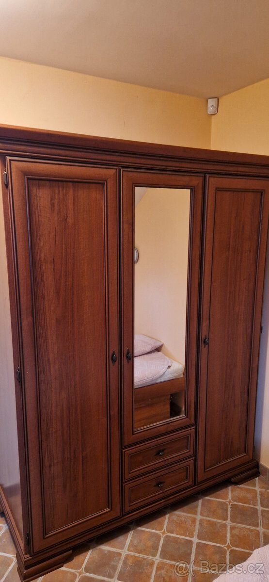 Obyčejné i luxusní skříně, stůl. - 5