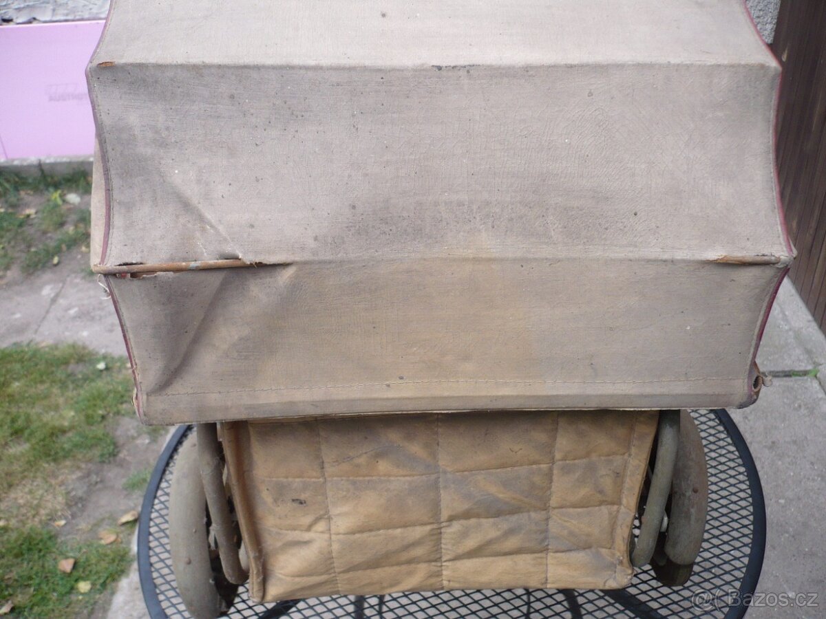 starý kočárek na panenku - 5