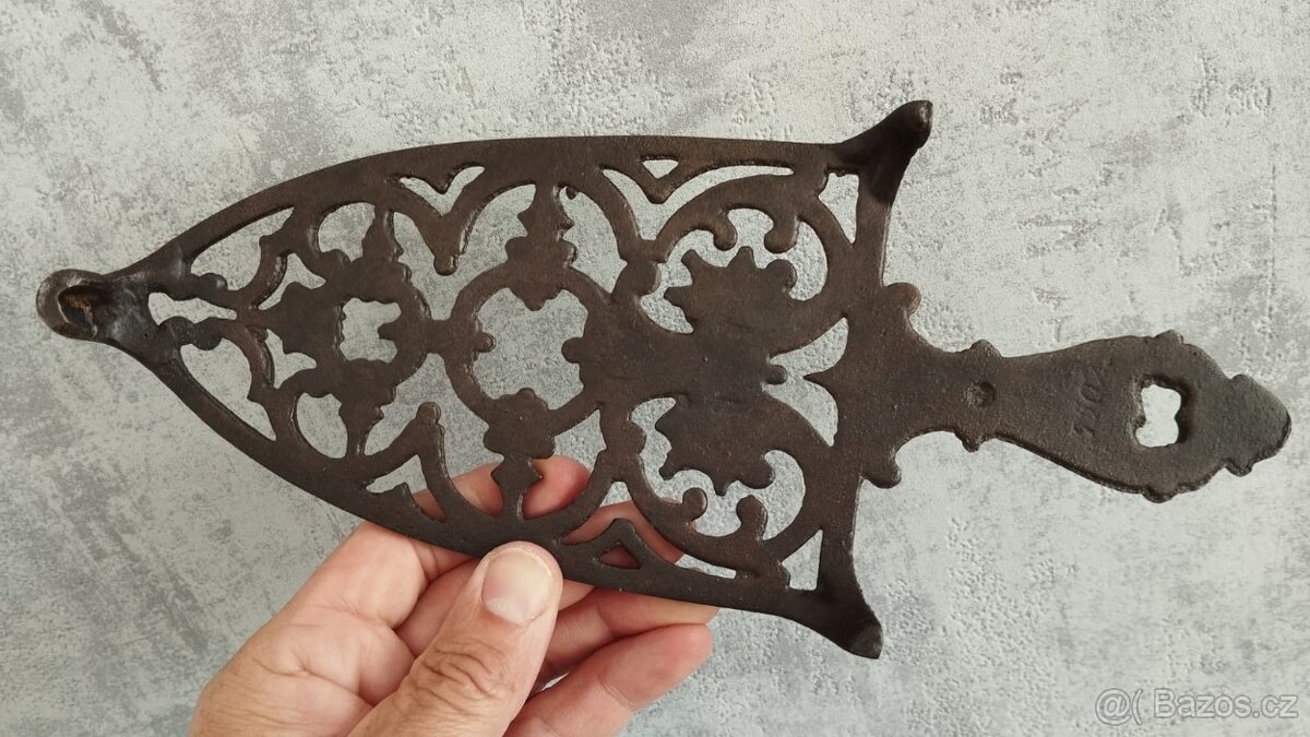 Krásná stará zdobená podložka pod starou žehličku. - 5