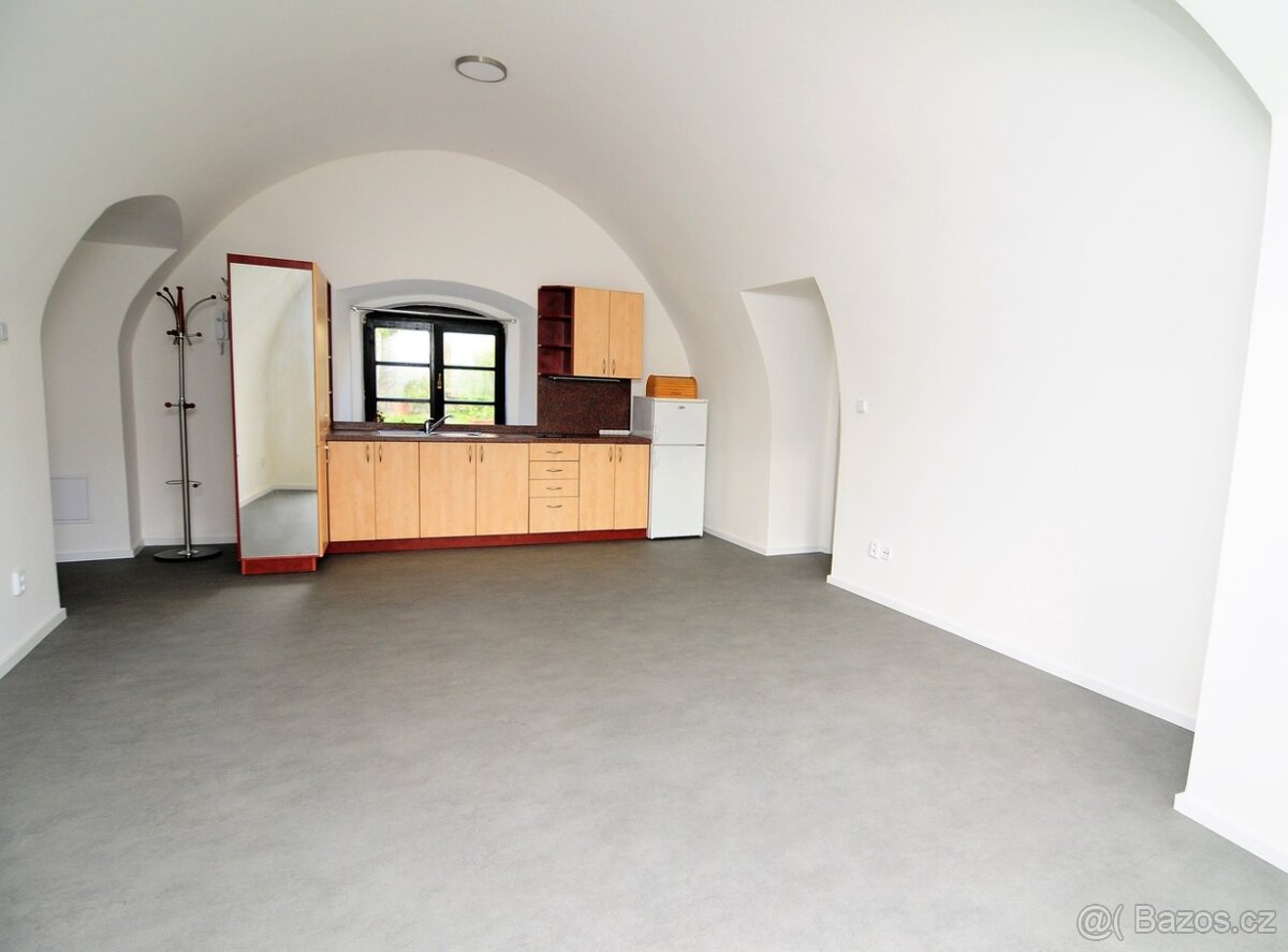 Pronájem zrekonstruovaného bytu 2+kk v centru města - 5