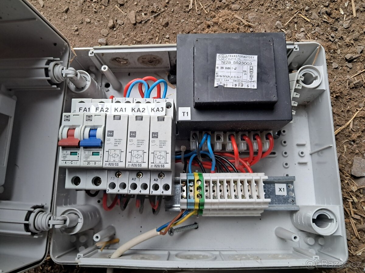 Elektro skříň s vybavením, jistič, relé, trafo - 5