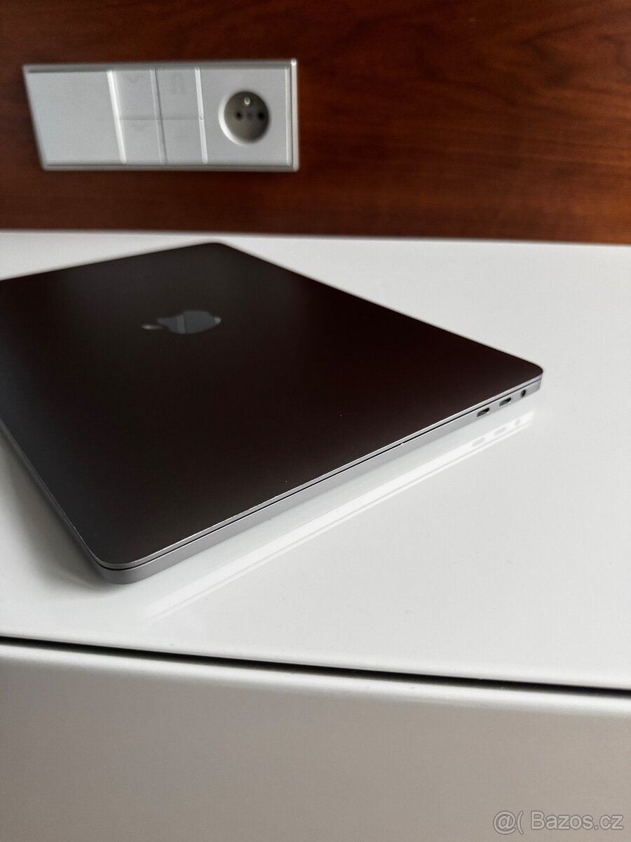 MacBook Pro 13" Touch Bar Space Gray, i5, rok 2019, 8GB RAM - 5