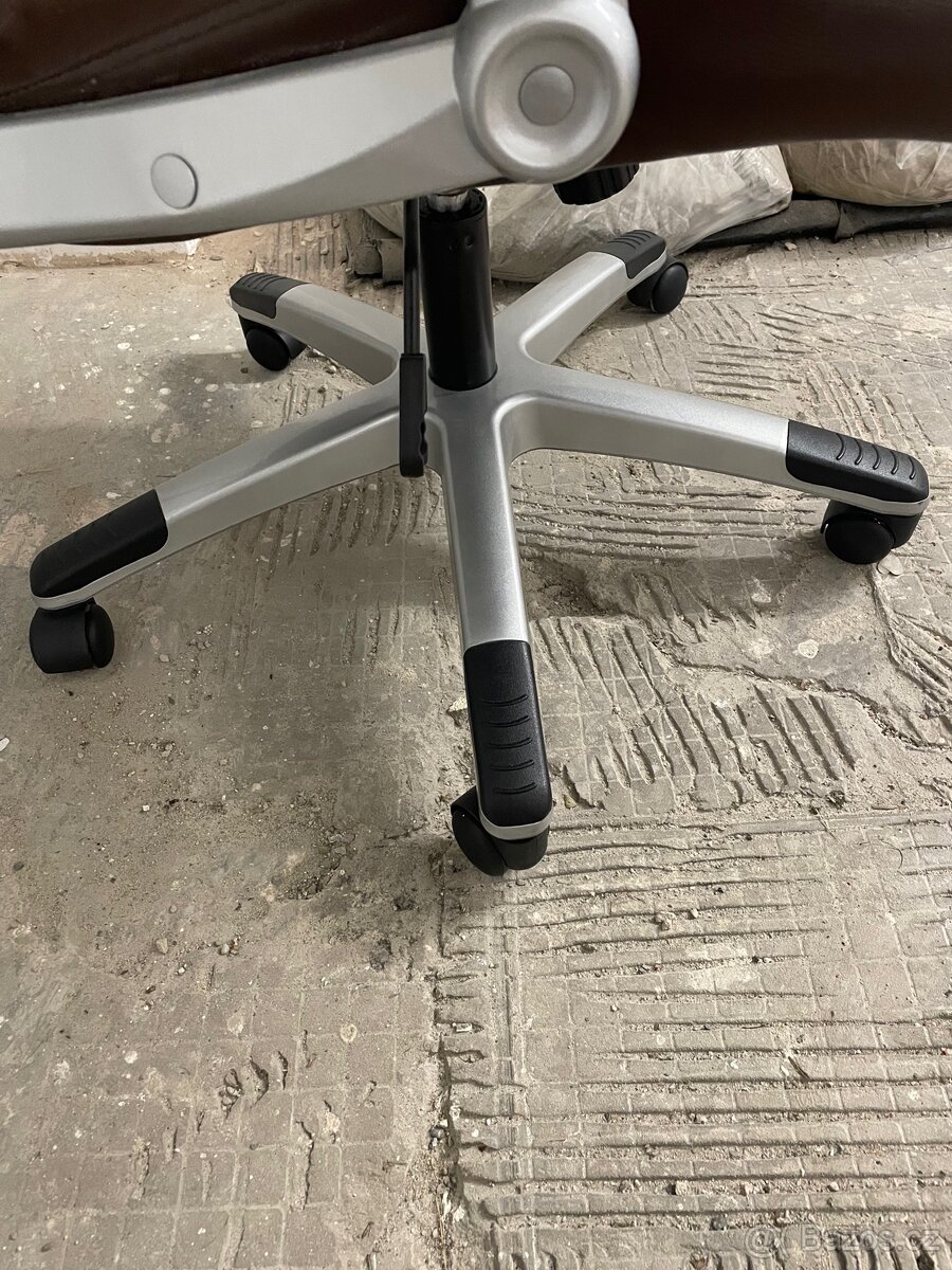 Hnědé kancelářské křeslo - 5