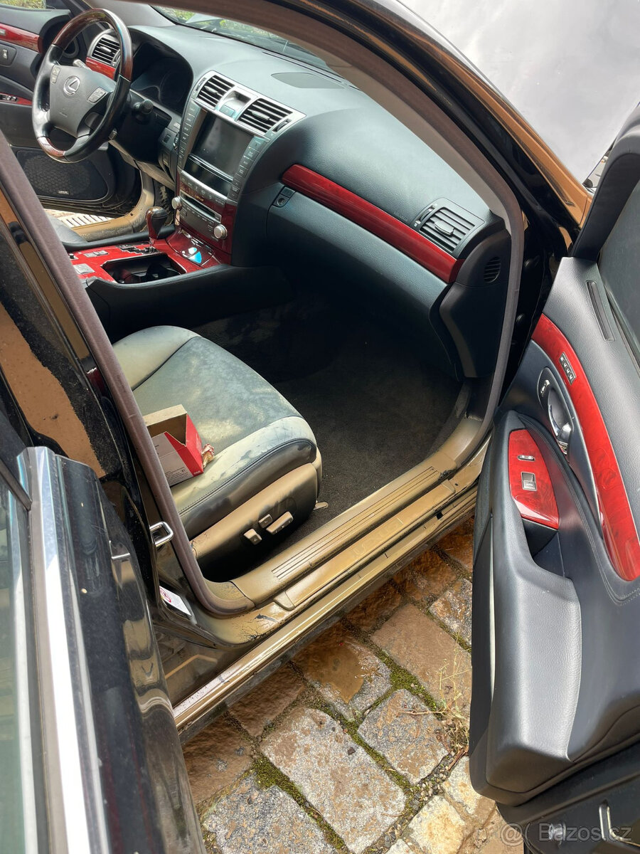 2011 Lexus LS 460 AWD - 5