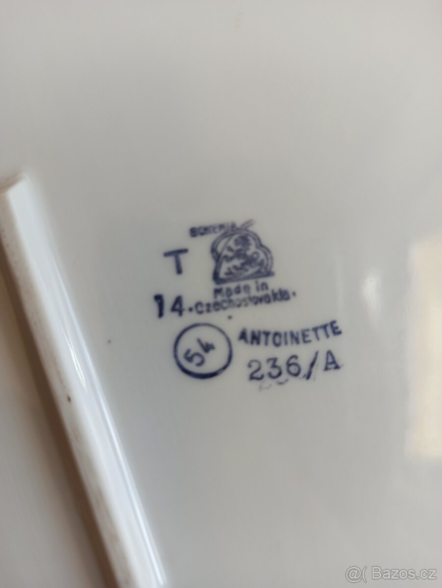 Retro tác Bohemia, Antoinette - 5