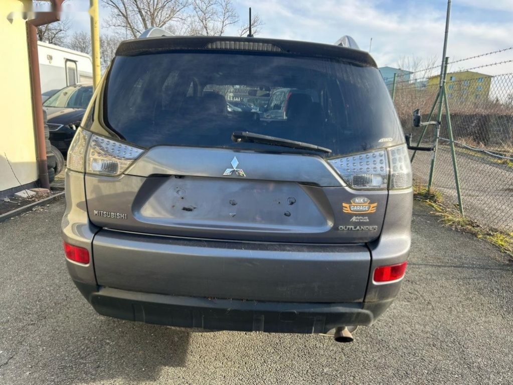 Mitsubishi Outlander,2.4 4x4 7 míst max. výbava - 5