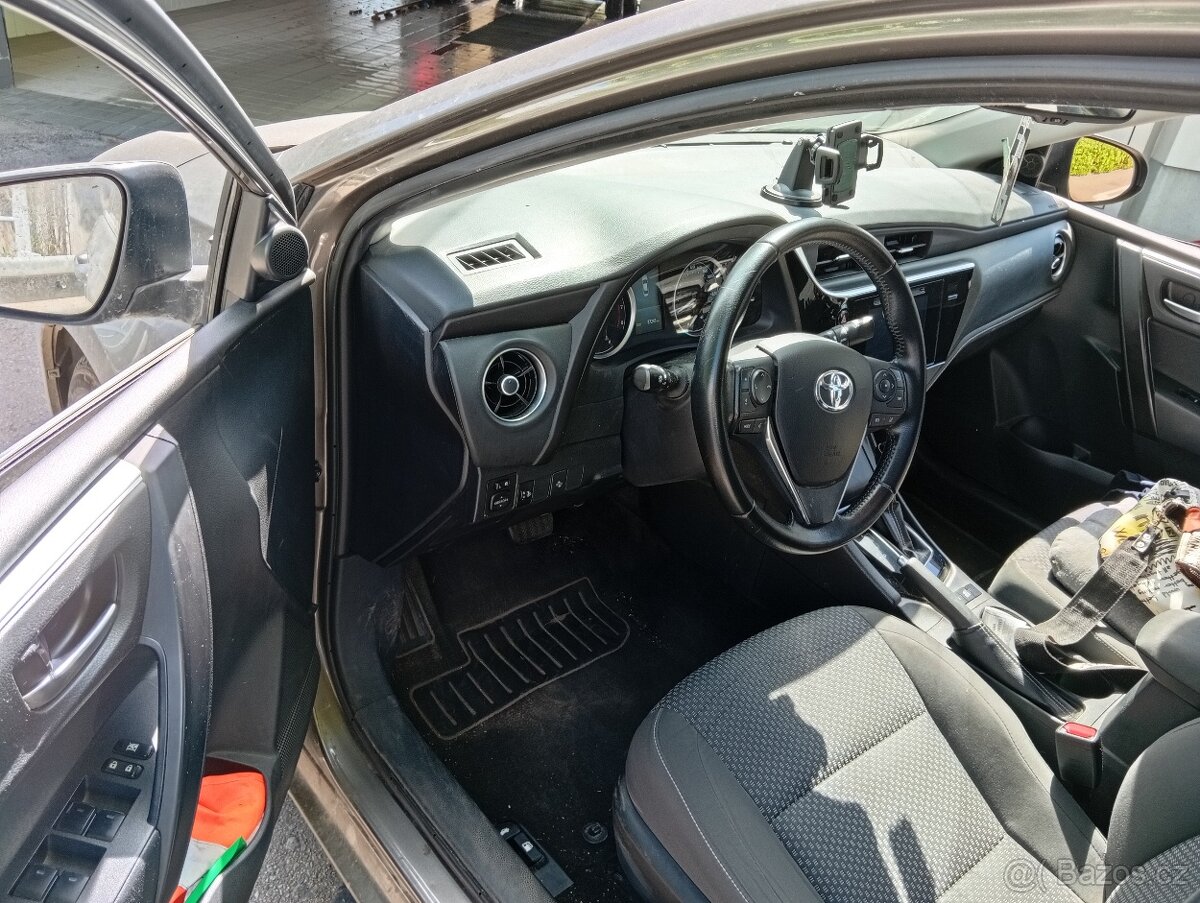 Toyota Corolla sedan - 5