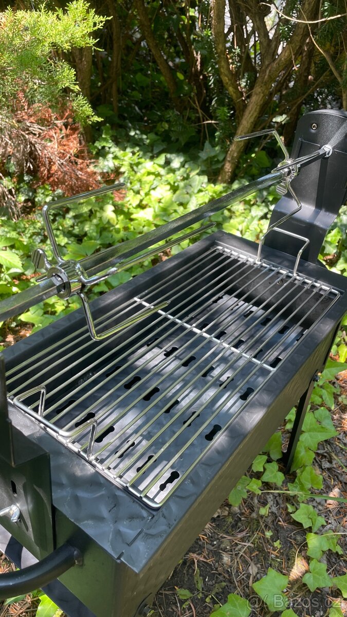 Gril s jehlou a motorkem na otáčení masa - 5