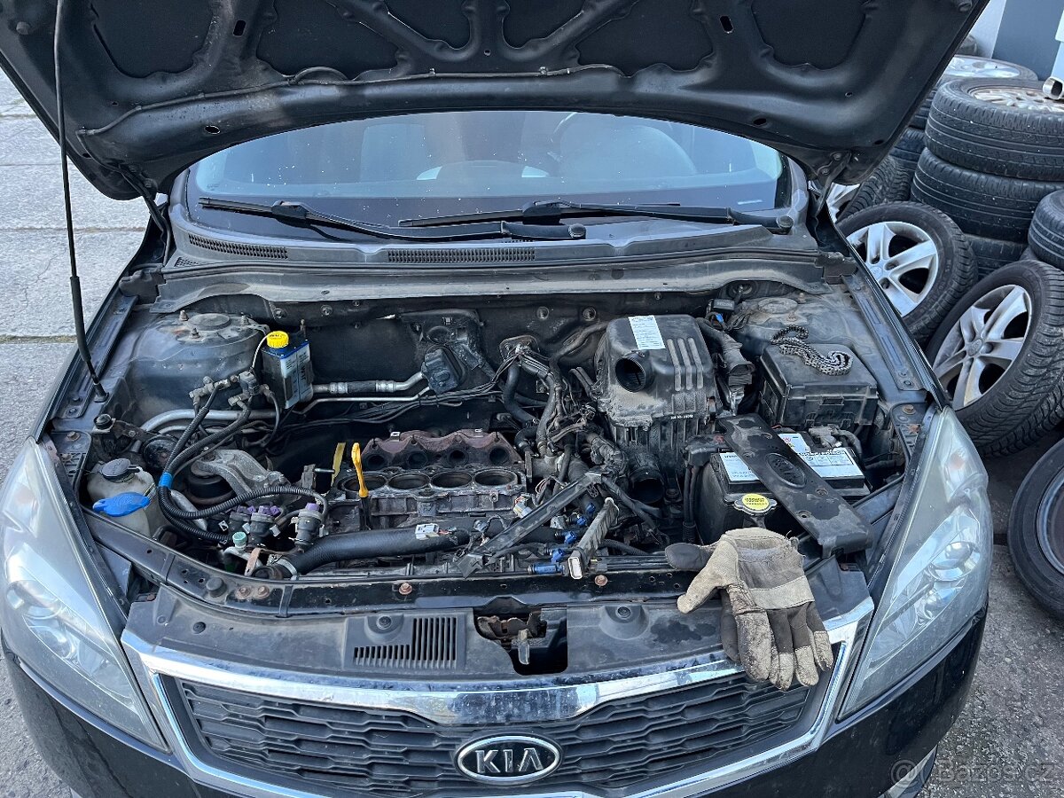 Kia Ceed dveře blatník pravý volant loketní opěrka 2011 DÍLY - 5