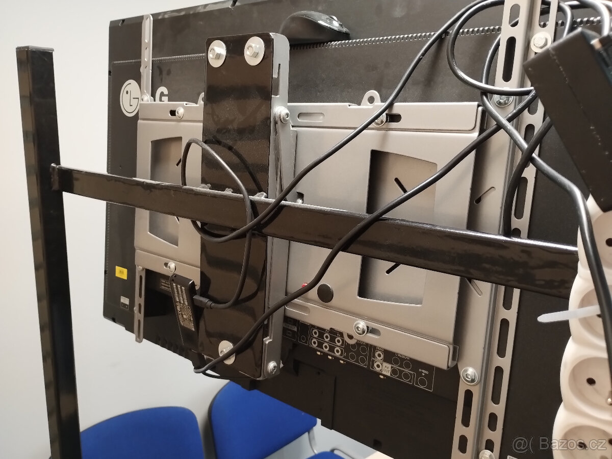 LG Flatron M4210C-BA + stojan na kolečkách - 5