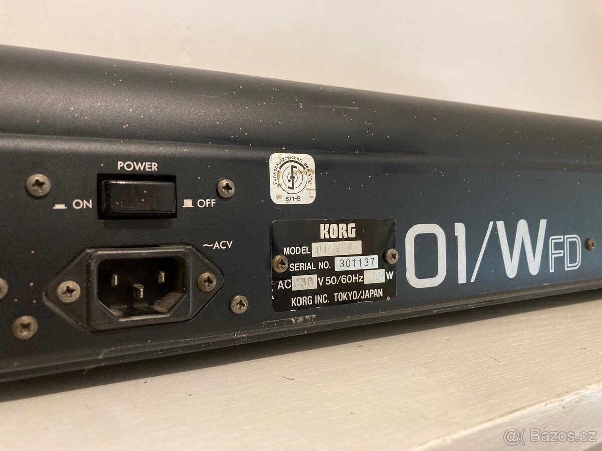 Klávesy Korg s doplňky - 5