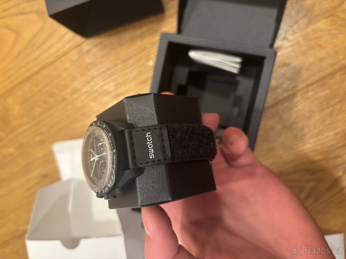 MoonSwatch Mission to Moonphase Snoopy Black - 5