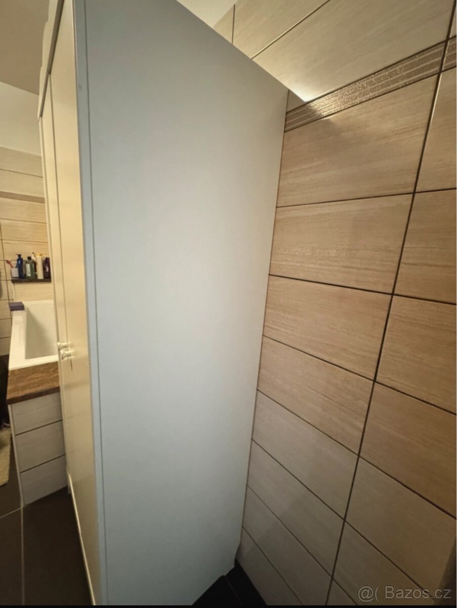 Bílá skříň značky IKEA - 5