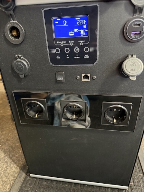 Prodám stanici ALL-IN 2,4kW-5kWh, MPPT - 5