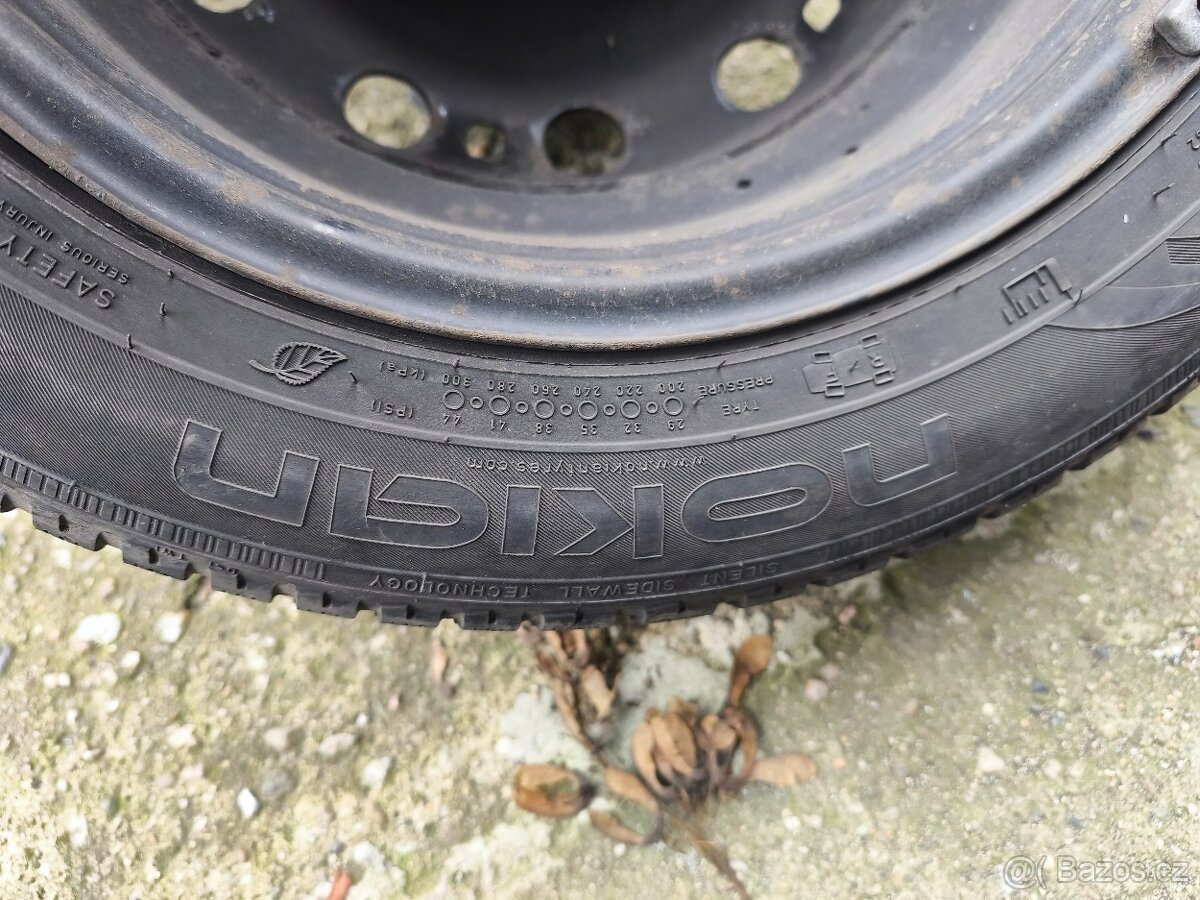 Prodám zimní gumy Nokian s plechovými disky - 5