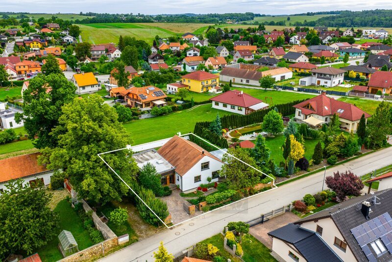 Prodej jedinečného, prostorného RD s větší rovinatou zahrado - 5