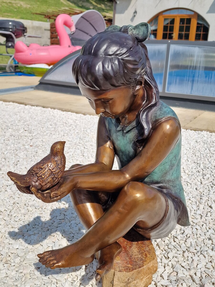Bronzová socha - Dívka s ptáčkem - kolorovaná - 5