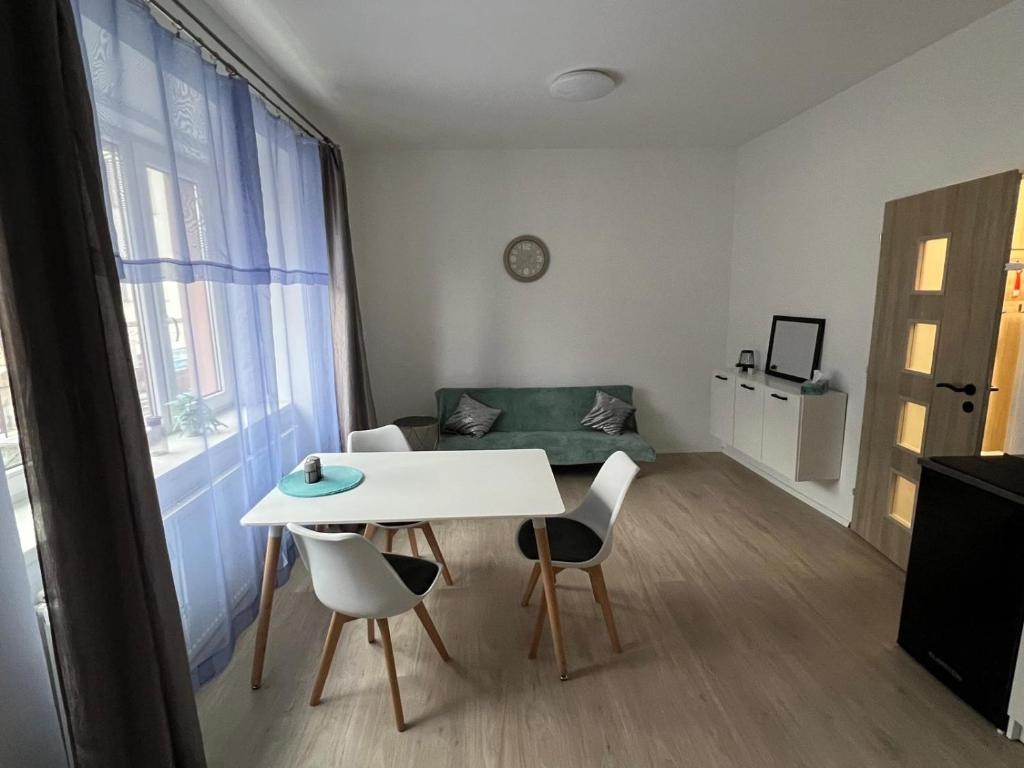 Pronajmu byt 2+kk v centru České Lípy - 5