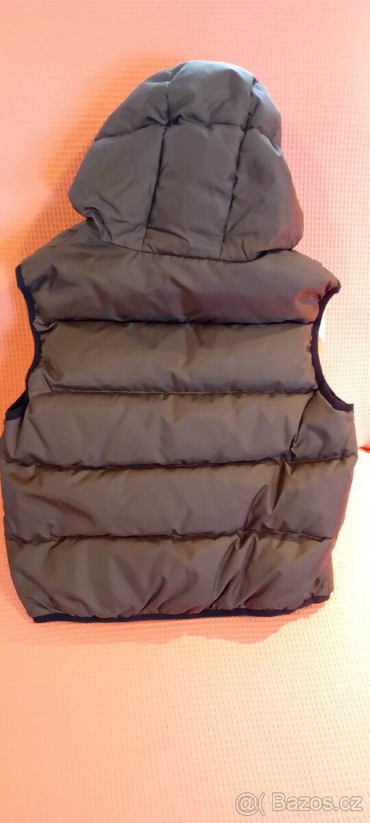 Zánovní chlapecká prošívaná vesta zn.Benetton vel .120 - 5