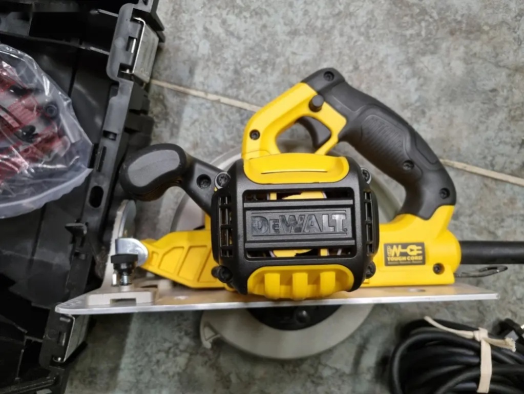 Kotoučová pila DeWALT DWE575K, 1 600 W 67 mm - 5