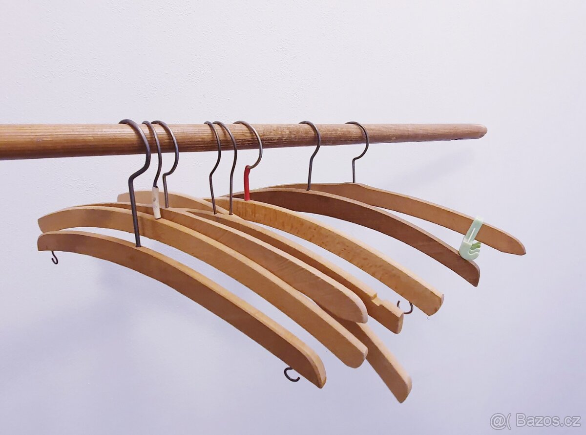 Dřevěná retro ramínka - 5