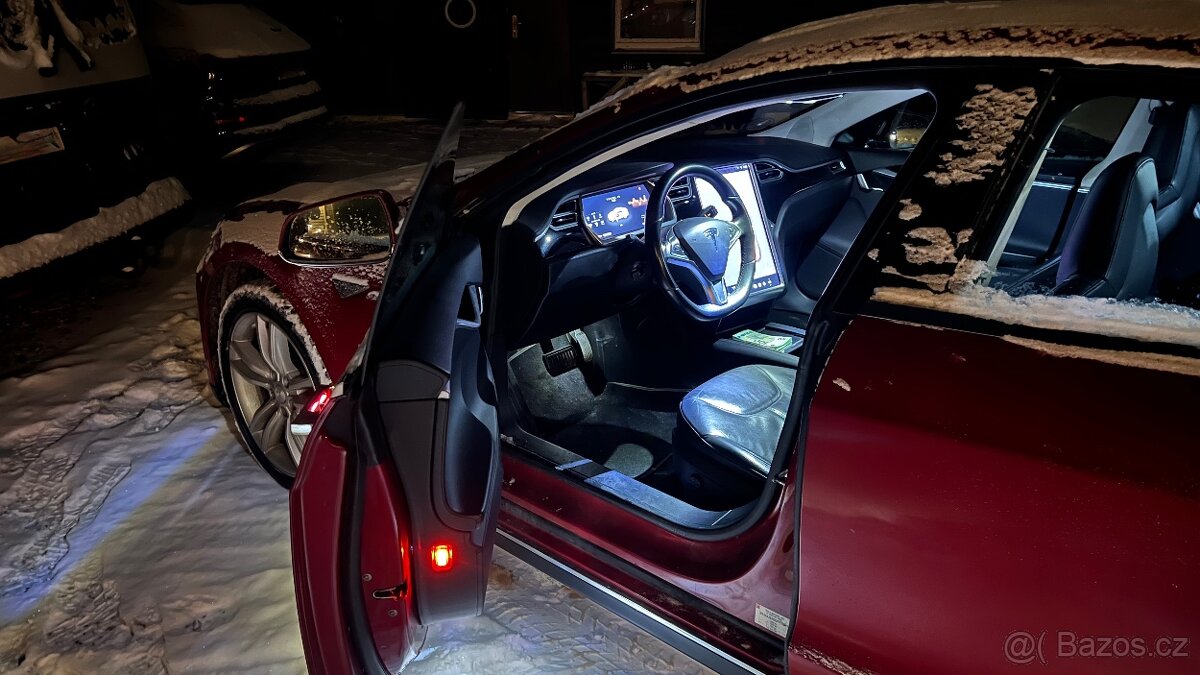 Tesla Model S85 El.Panorama Kuze Vzd.podvozek barva RedMult - 5