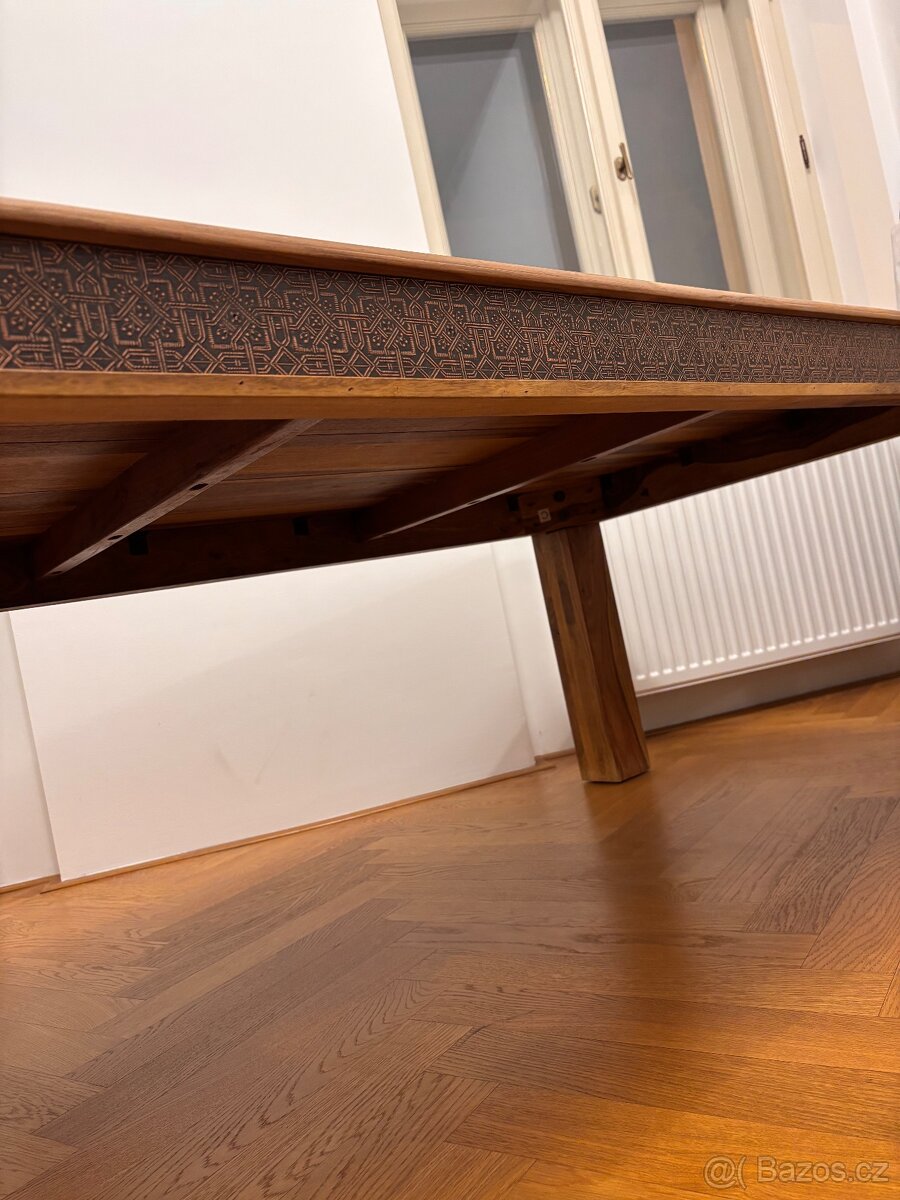 Dřevěný stůl s ozdobným lemováním - 5