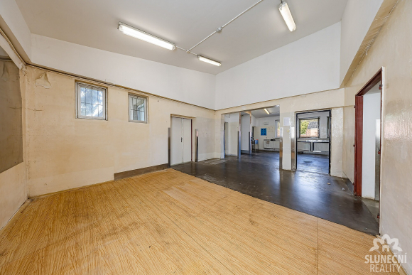 Pronájem výrobně-skladového areálu 400 m² se zázemím v Částk - 5