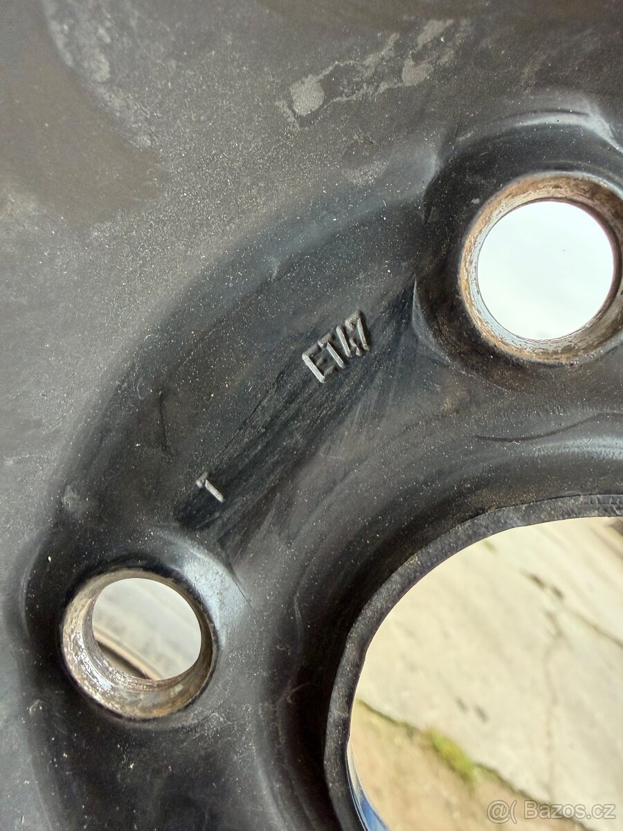 Prodám plechové disky 5x112 se zimní pneu 195 65 r15 - 5