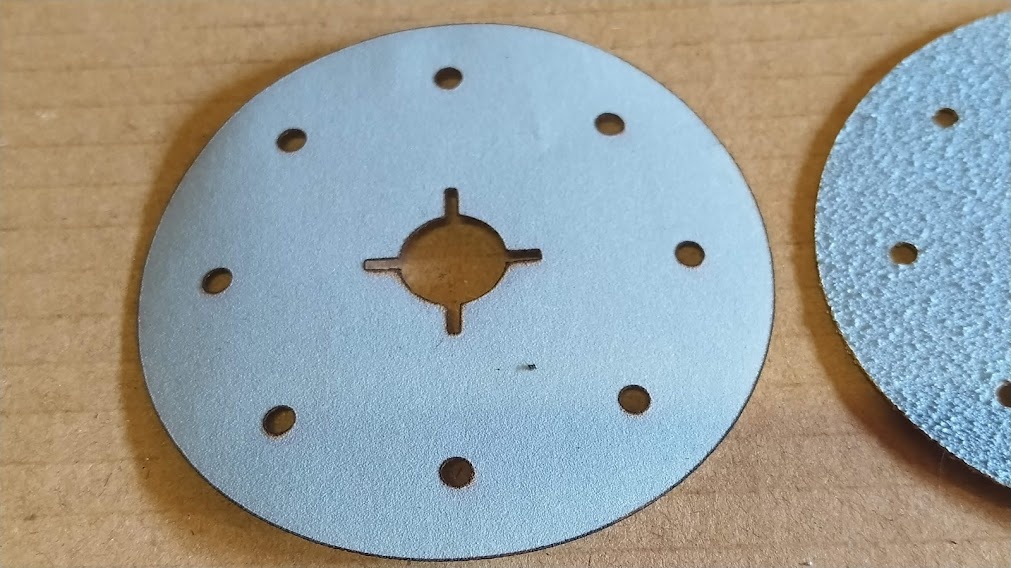 Výřezy z brusného plátna / smirku dle zadání - 5