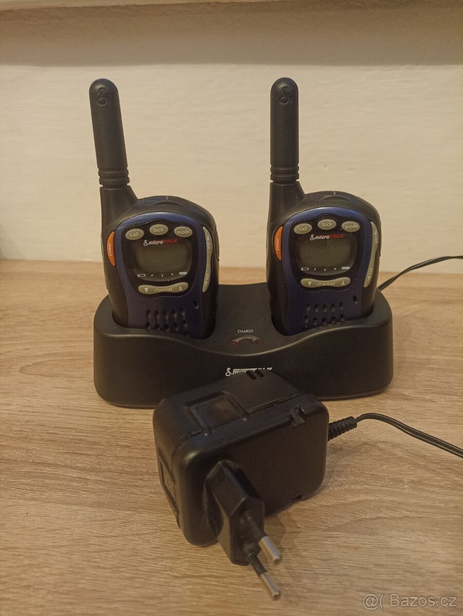 Vysílačky Cobra Microtalk MT725 s nabíjecí stanicí. - 5