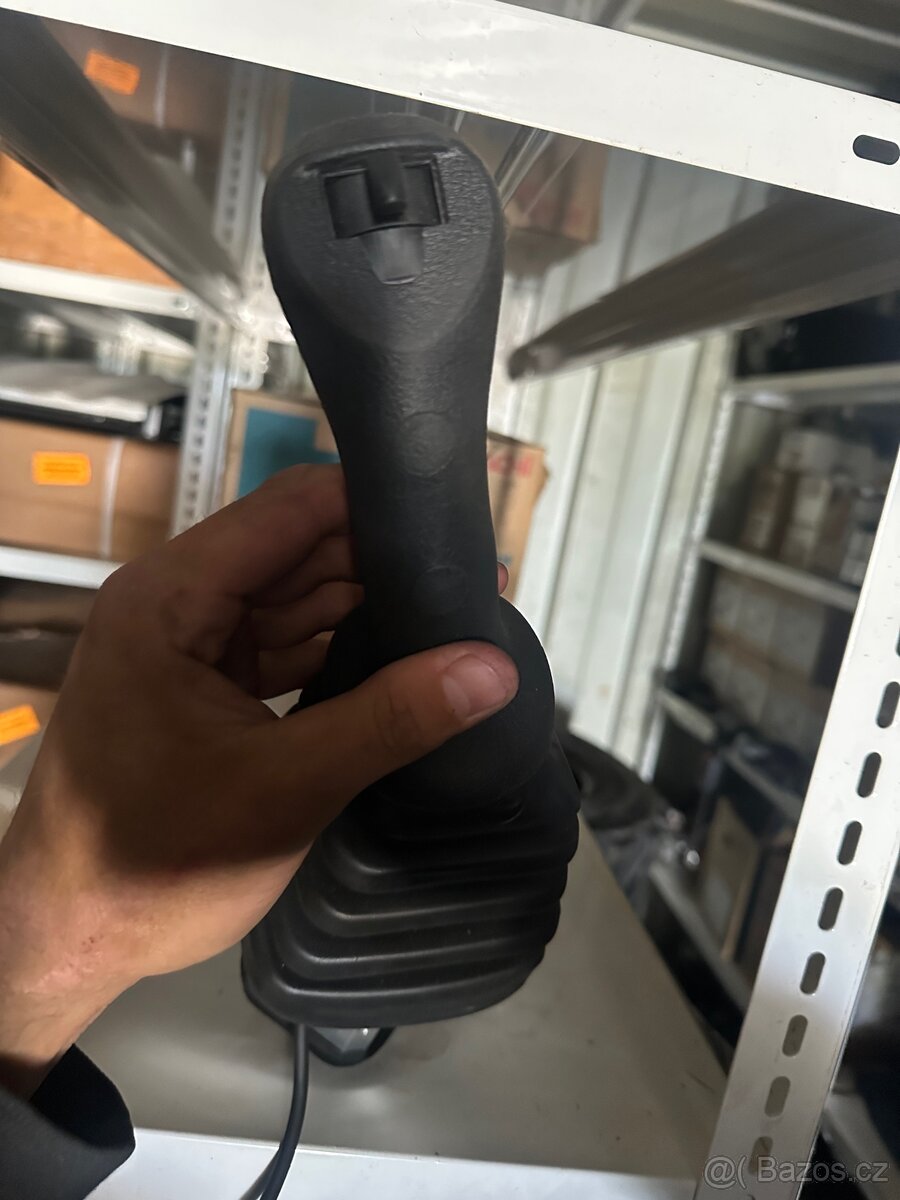 Joysticky na Minibagry Bobcat - 5