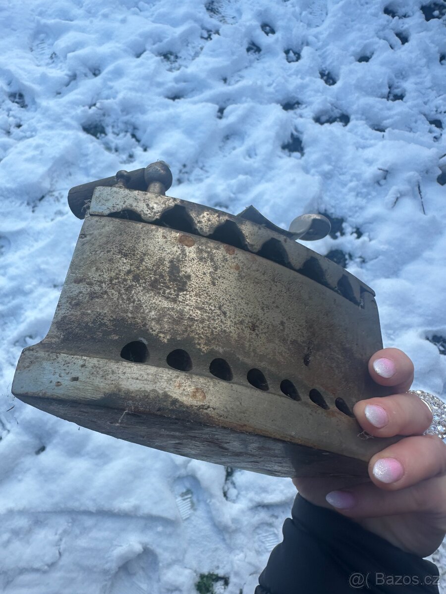 truhla, trakař, žehlička a cep - 5