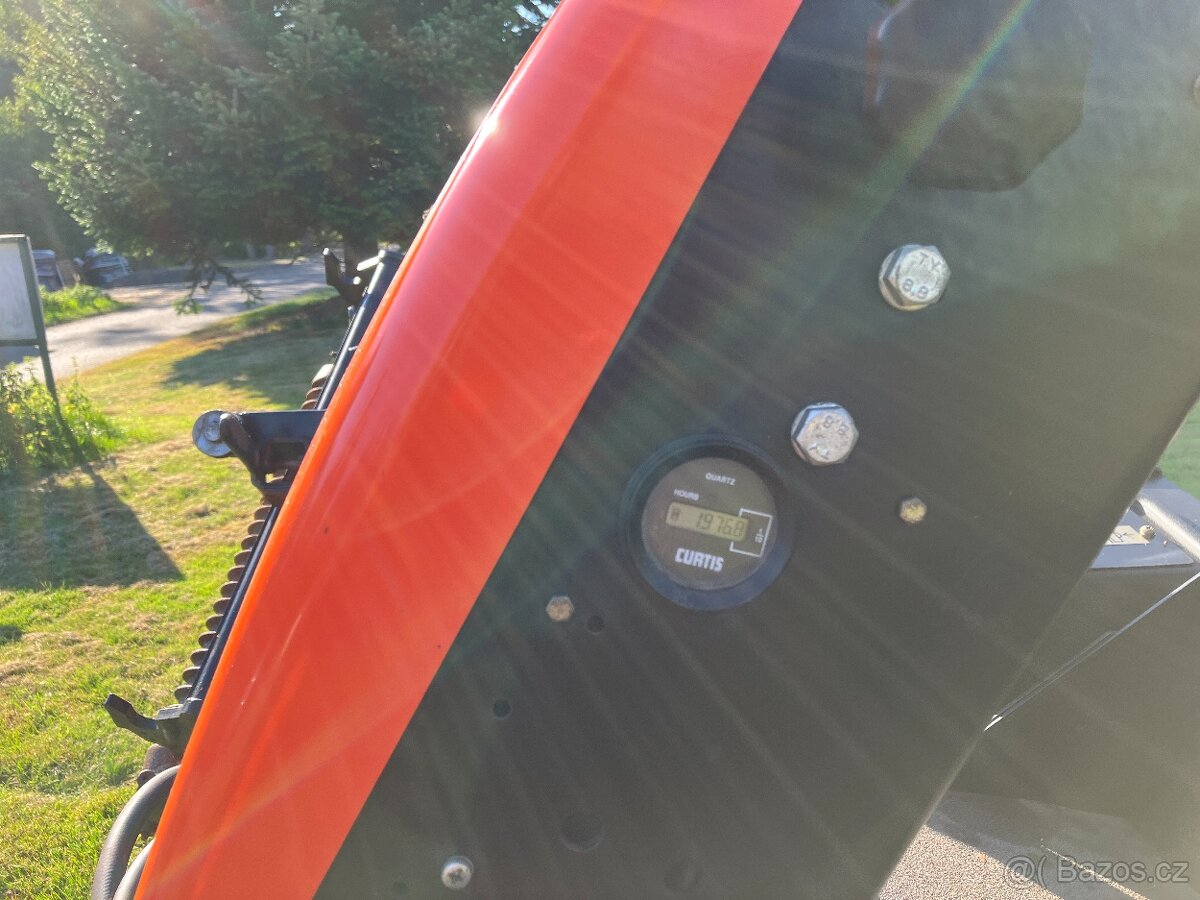 Jacobsen 305 nové pneu - 5